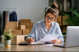 Comment lancer son entreprise avec un budget limité : méthodes et erreurs à éviter